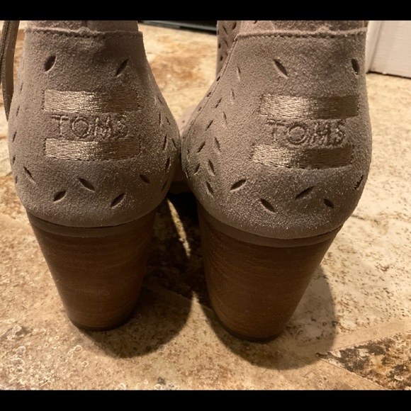 LIKE NEW - TOMS SIZE 8 MAJORCA DESERT SUEDE PERFORATED LEAF PEEP TOE BOOTIES - Picture 6 of 7